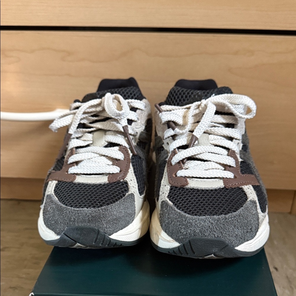 Asics Kids Sneakers in Suede EverGreen, and Brown